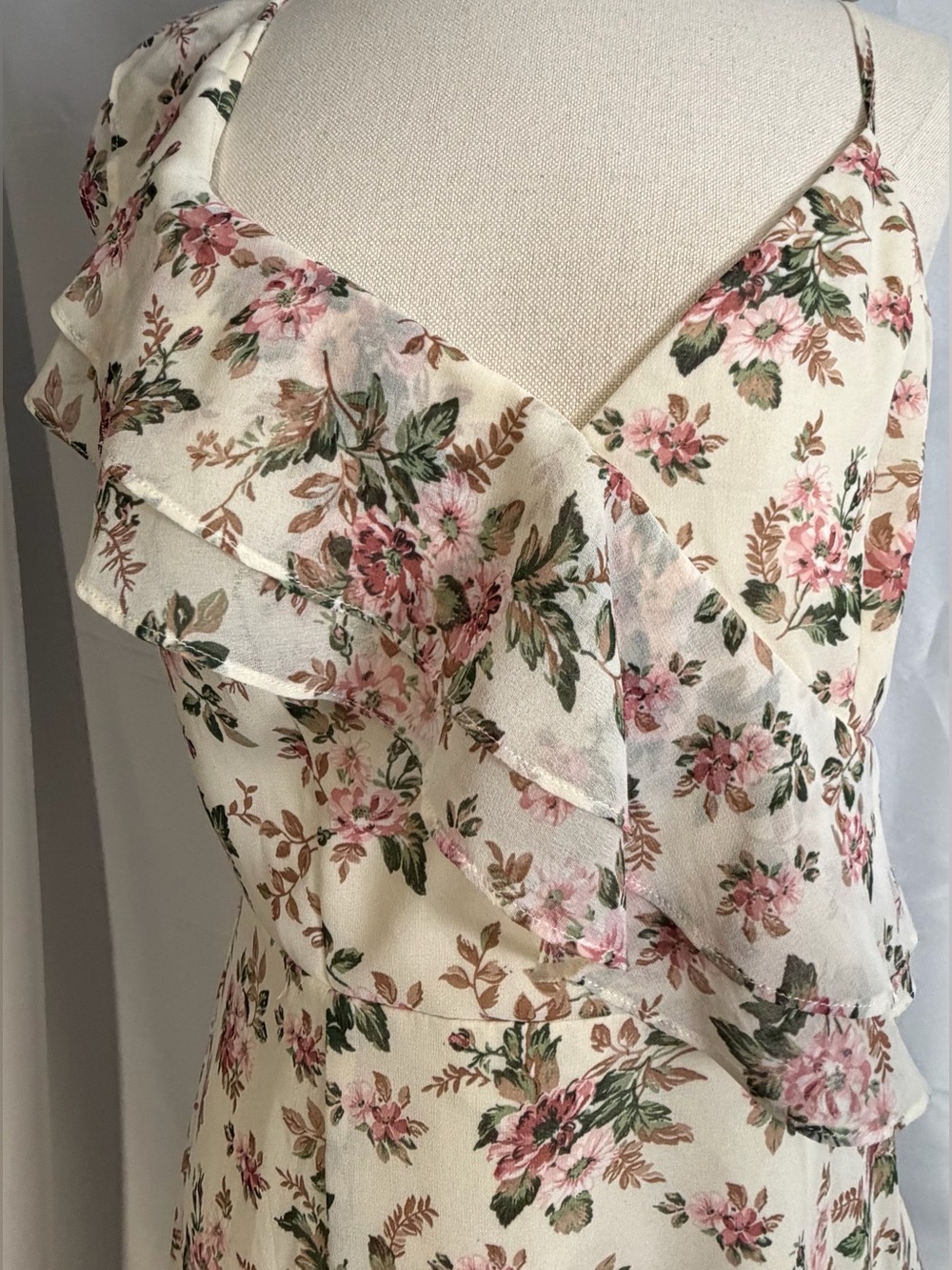 NWT Velvi Linnea Floral Maxi Dress Size Medium Asymmetrical Ruffle Wedding Guest